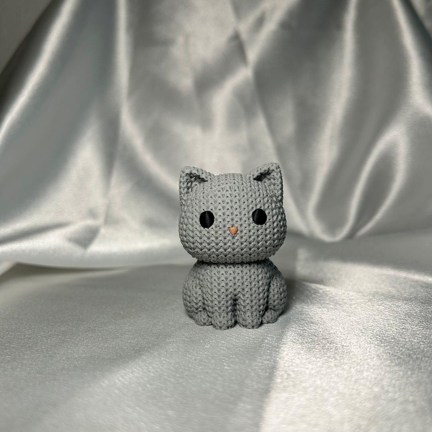 Kätzchen in Strickoptik in grau