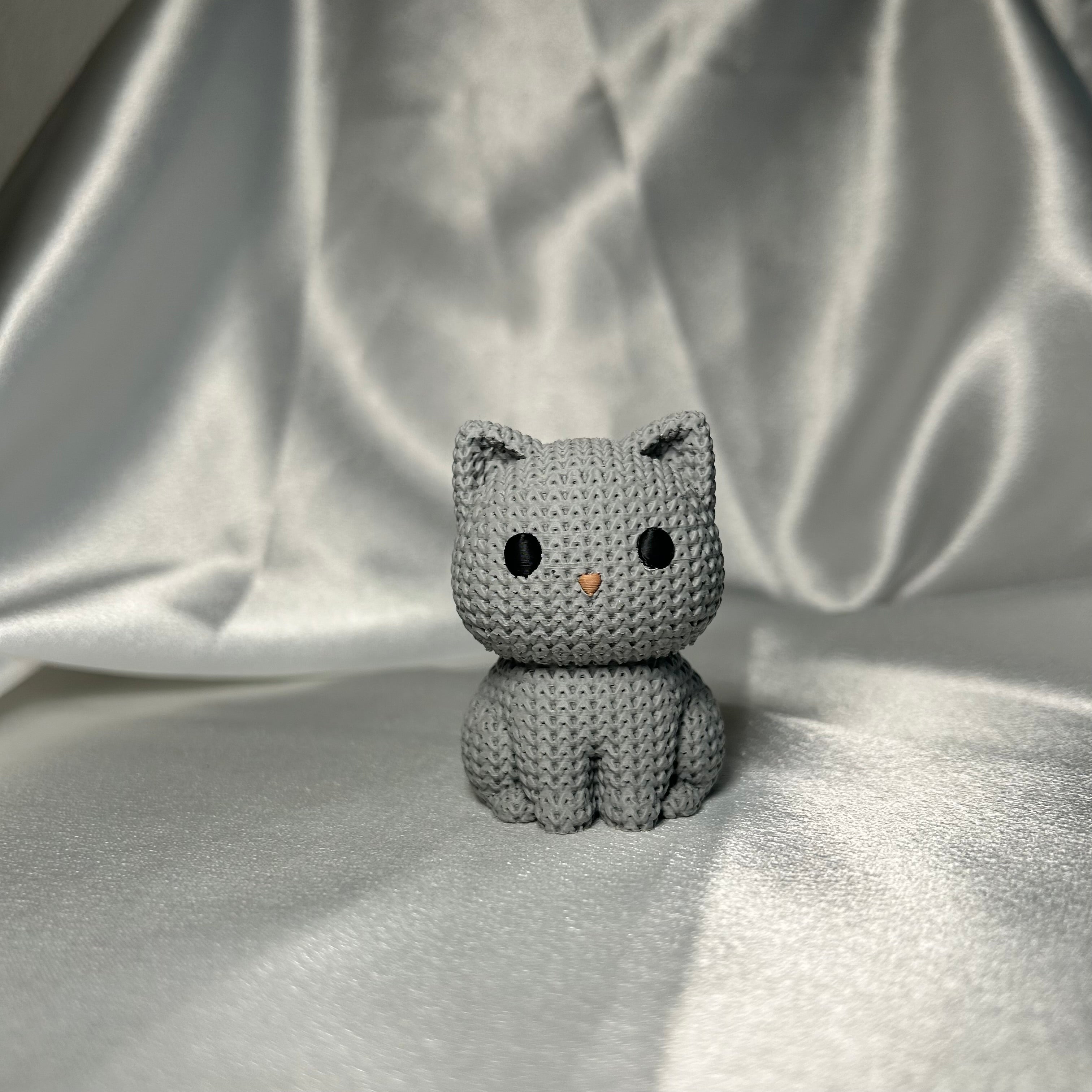 Kätzchen in Strickoptik in grau