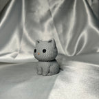 Kätzchen in Strickoptik in grau