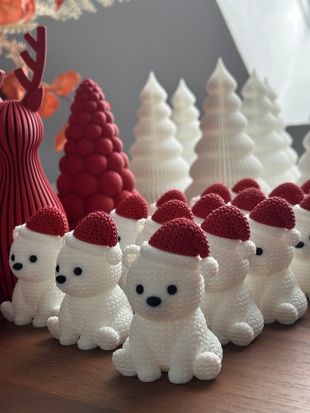 Gestrickter Eisbär mit Weihnachtsmütze