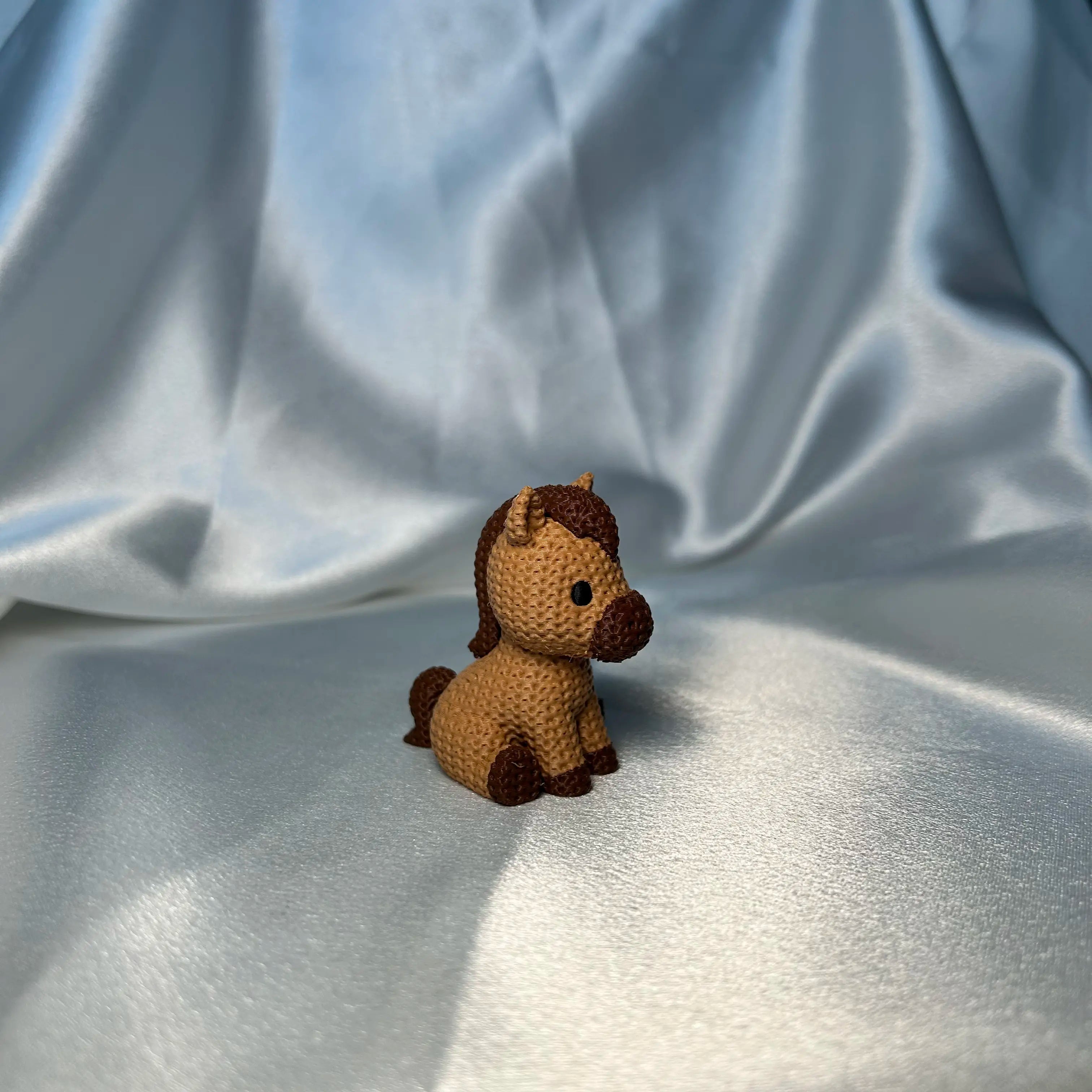 Gestrickte Pferdefigur Ansicht von der Seite