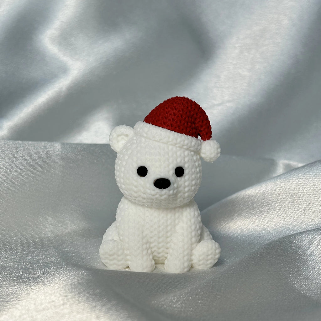 Gestrickter Eisbär mit Weihnachtsmütze