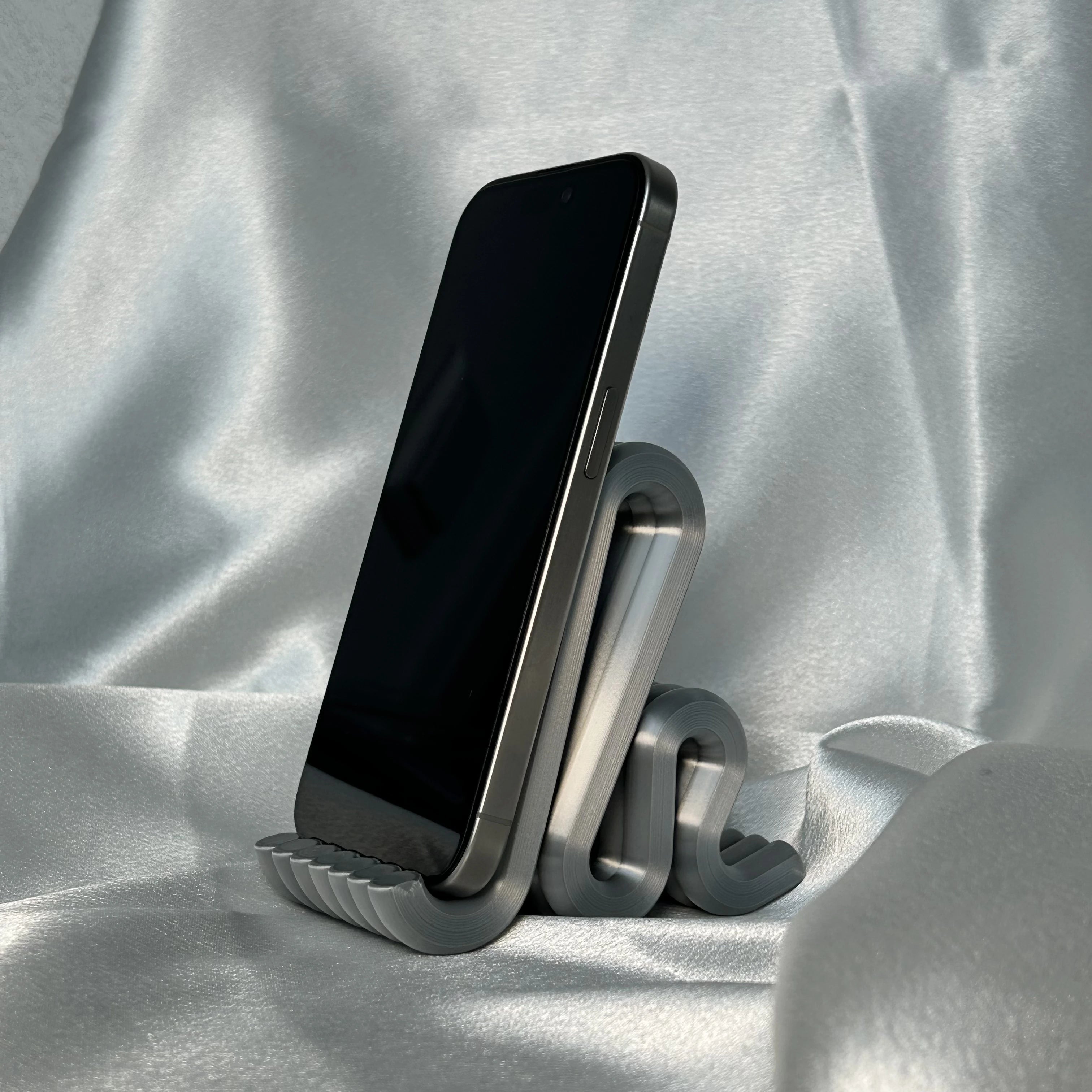 Minimalistischer Handyhalter "Flow" in Silber glanz