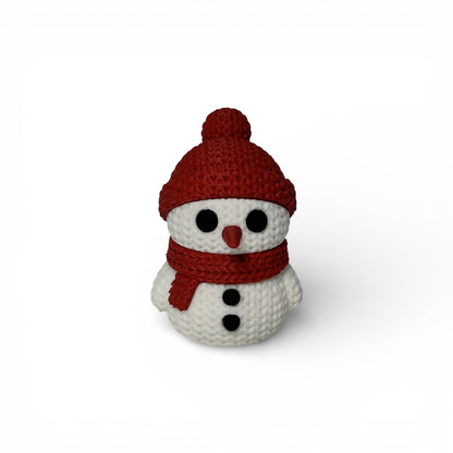 Gestrickter Schneemann mit roter Mütze