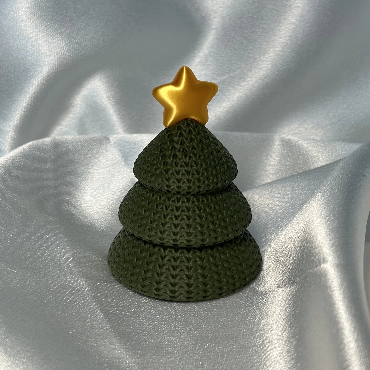 Gestrickter Tannenbaum mit goldenem Stern